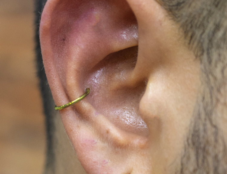 concha piercing en la oreja