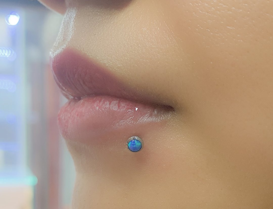 Side Labret